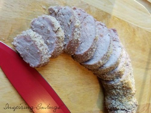 Filet de Porc cuit et mignon en croûte de parmesan sur planche à découper en bois