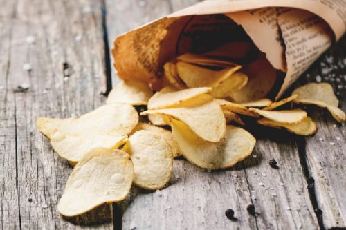 Did you know that you can make perfectly crisp potato chips in the microwave? In just a matter of a few minutes, you can make homemade healthy microwave sea salt potato chips. Perfect addition for your lunch or mid-day snack.