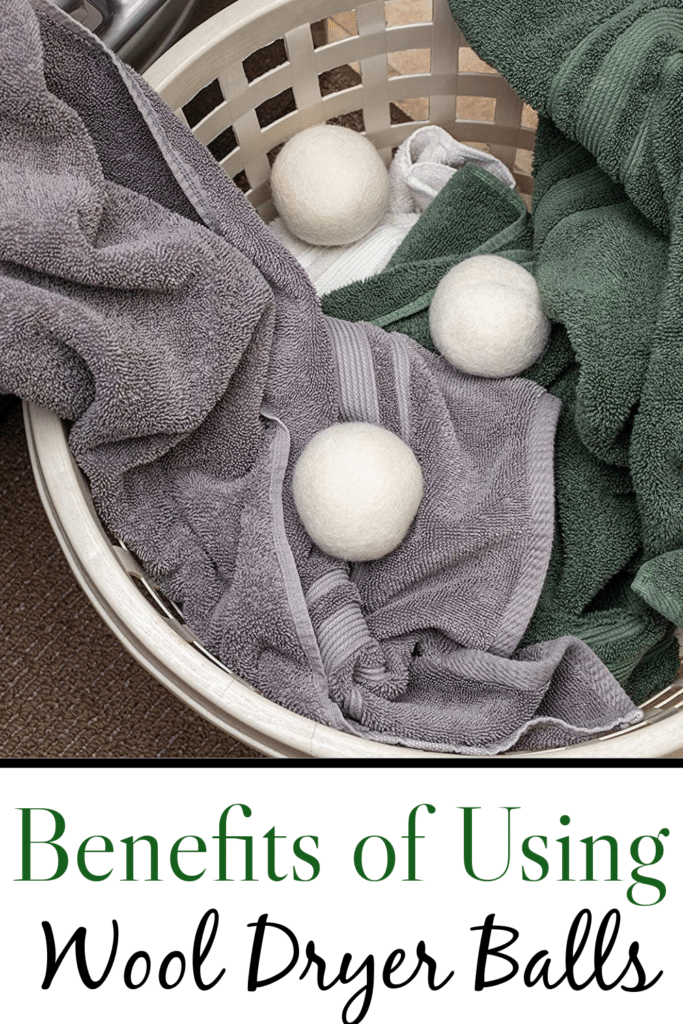 Dryer balls the benefits - pictures laundry basket with white wool laundry balls