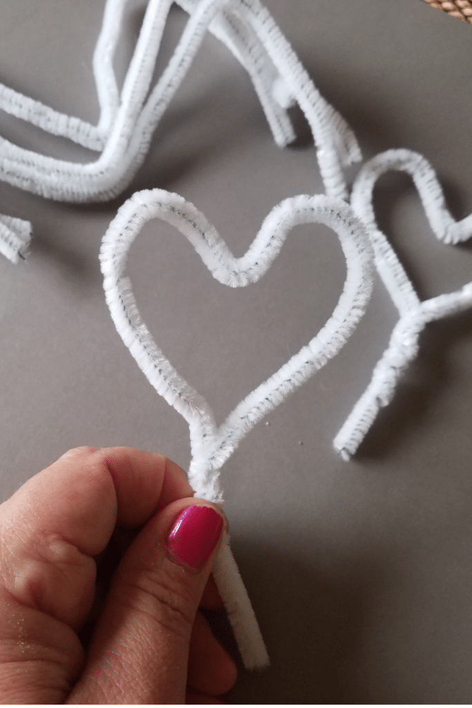 Forming Pipe cleaners into hearts