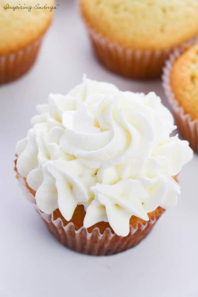 Frosting cupcake