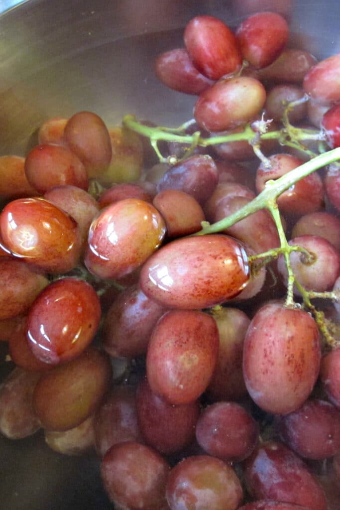 Grapes in cleaning solution Keeping grapes fresher