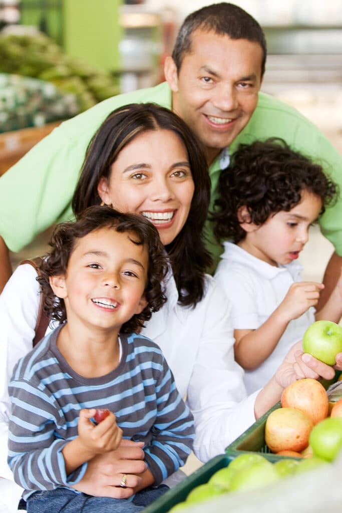 family shoppingr spending on groceries