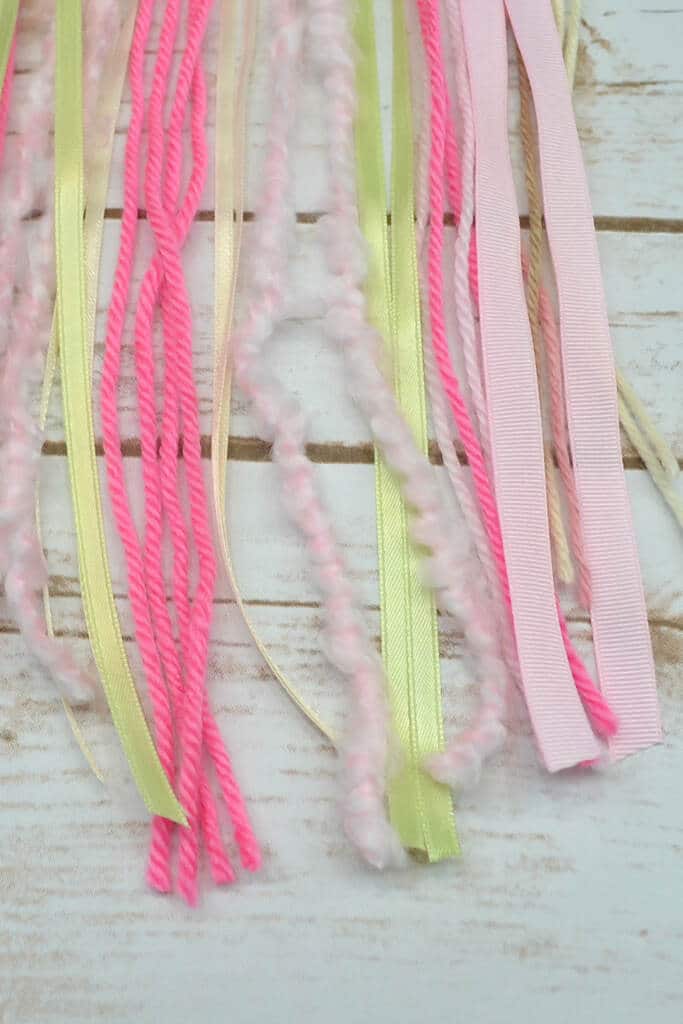 Creating even tail with yarn and ribbon