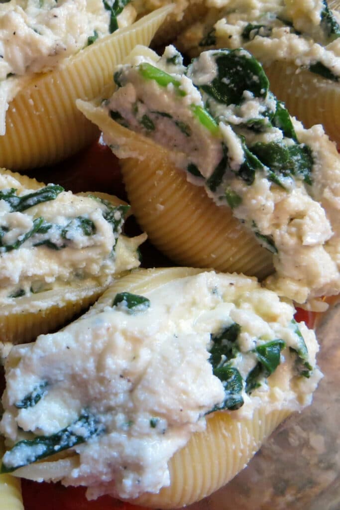 Stuffing shells with creamy ricotta filling