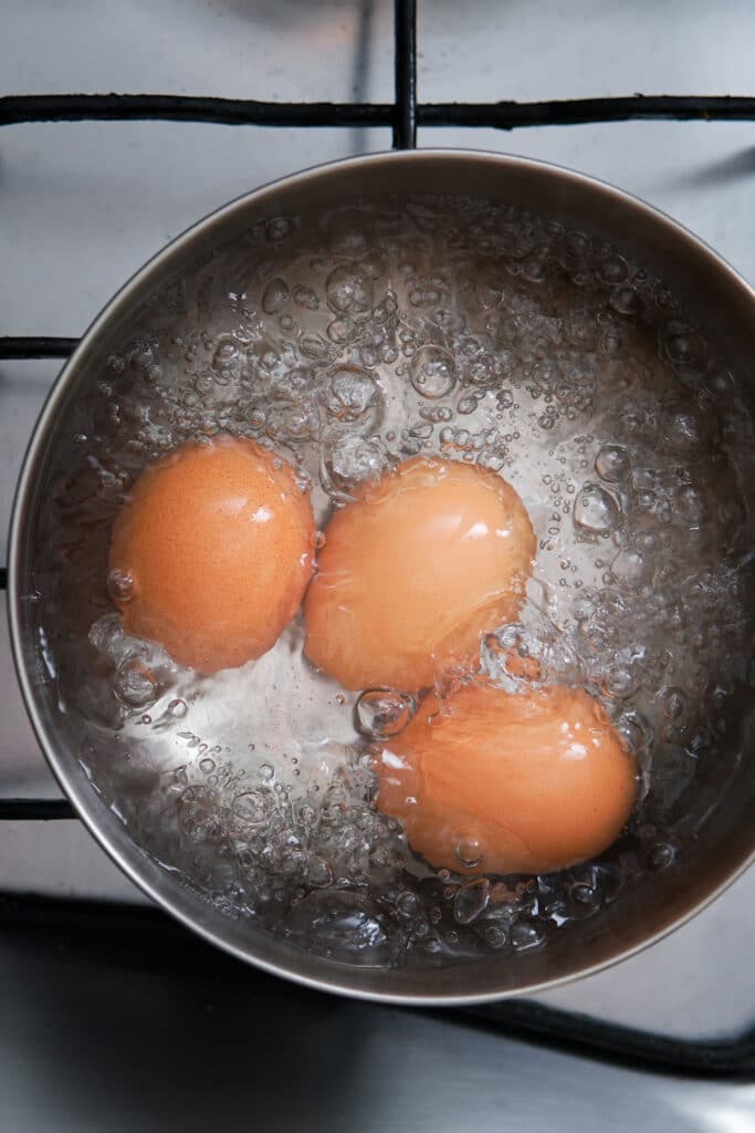 hard boiling eggs