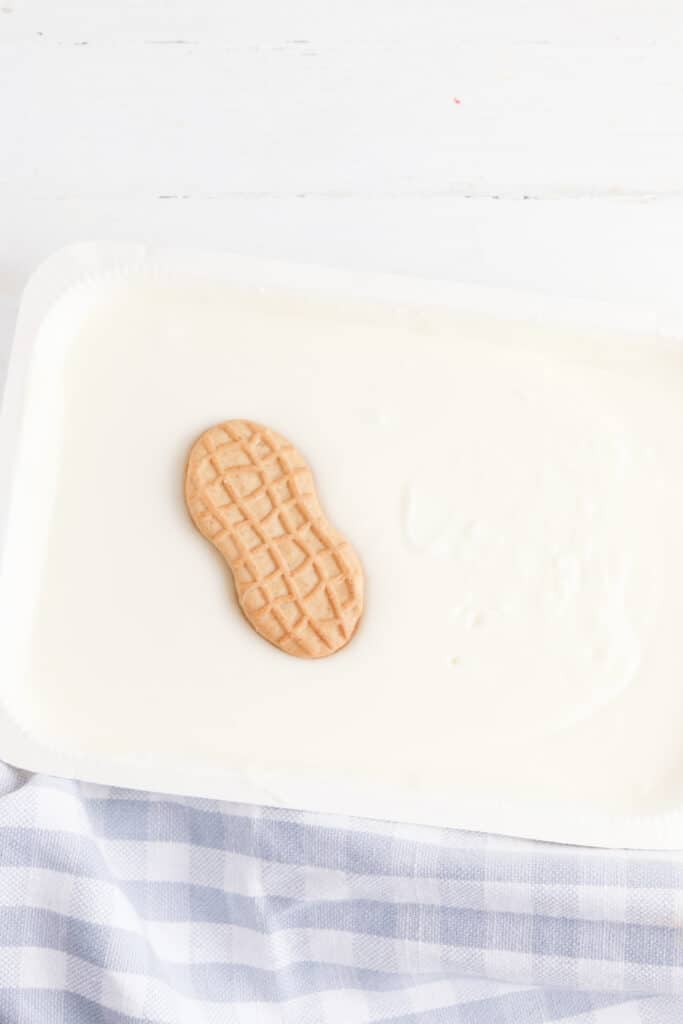 Dipping cookies in white chocolate