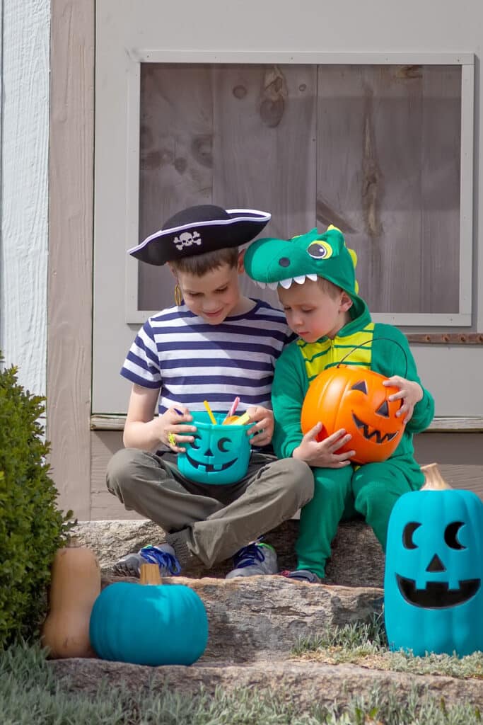 halloween buckts from dollar tree