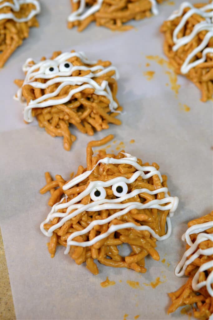 No Bake mummy cookies perfect for your next Halloween Party