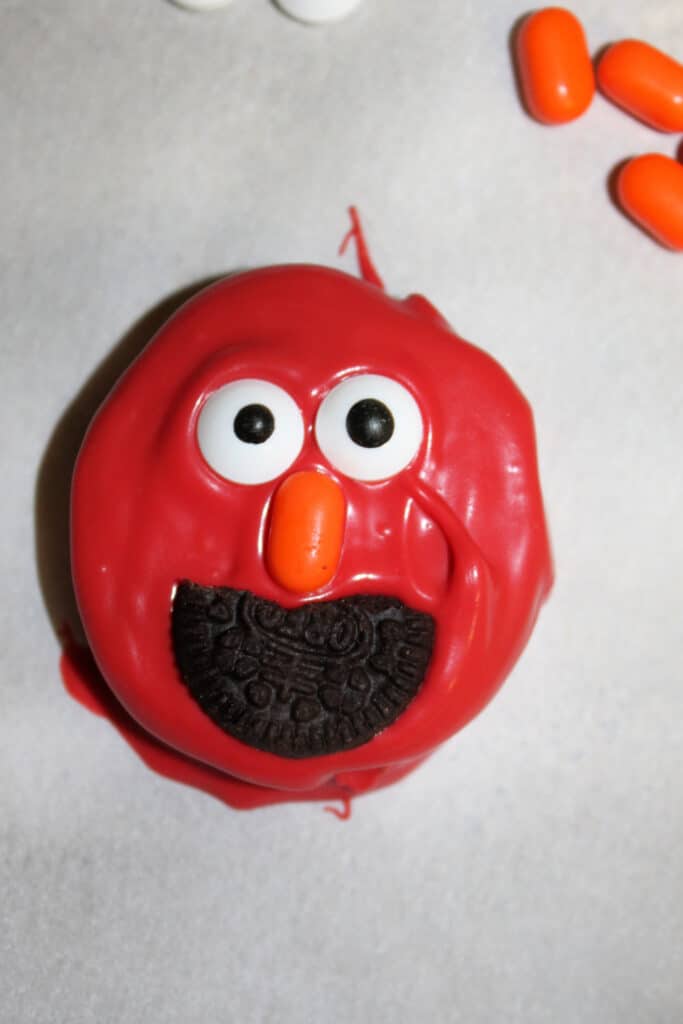Making the face of elmo on oreo cookie