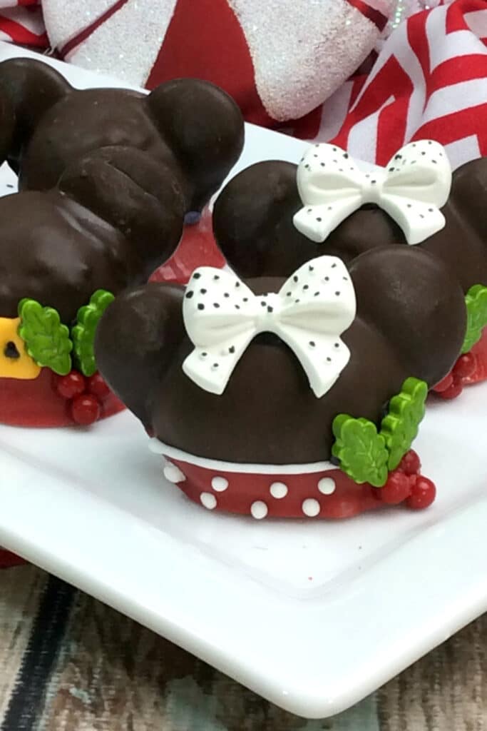 finished mickey and Minnie cake balls
