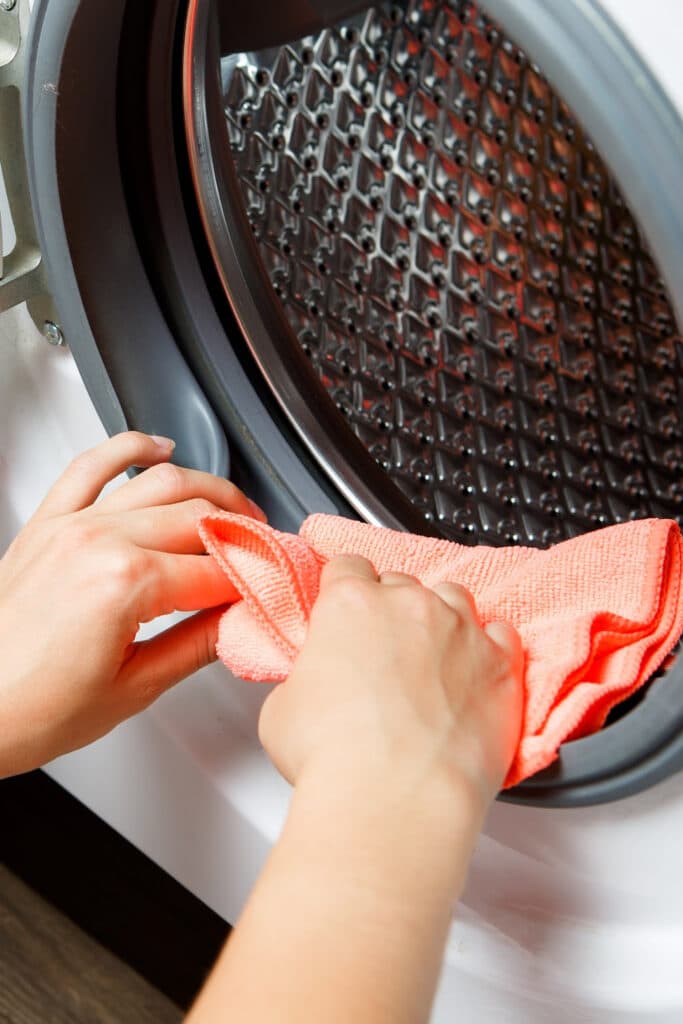 cleaning the gasket of a front loading washing machine with a microfiber cloth