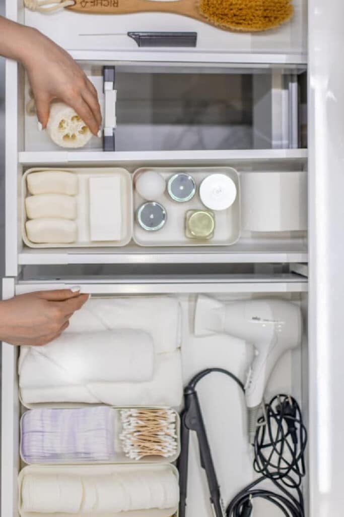 drawer organizer with dollar store hacks - organizing bathroom draw with plasctic bins