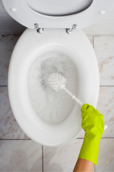 cleaning toilet with an alka seltzer tablet