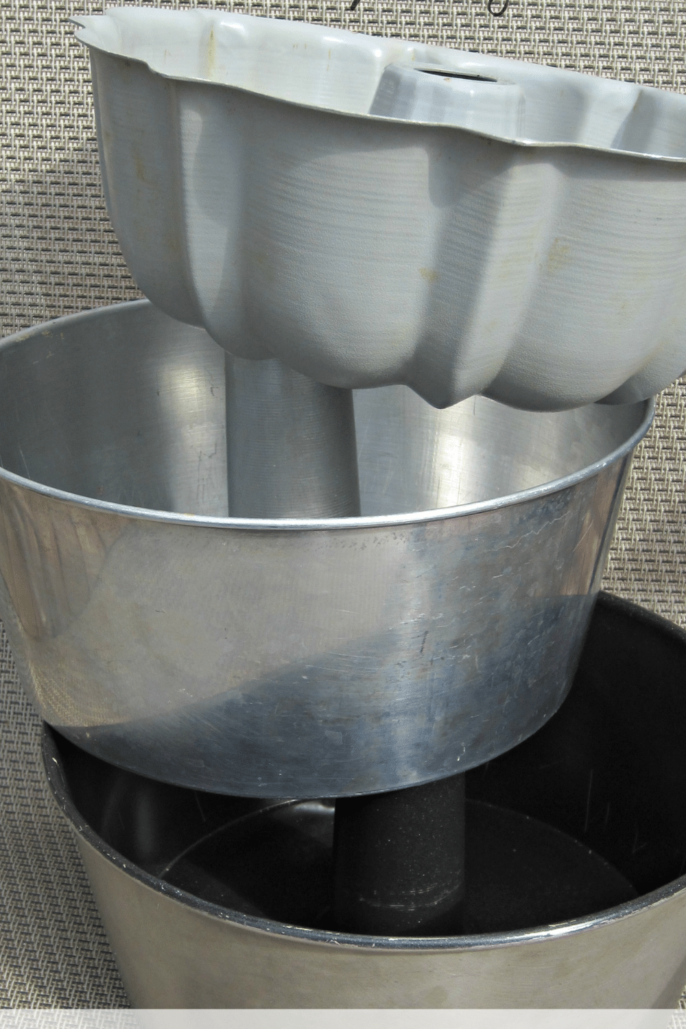 Old baking pans used to make tabletop planters