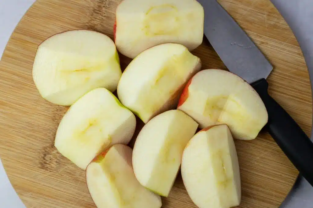 cutting apples for apple pie
